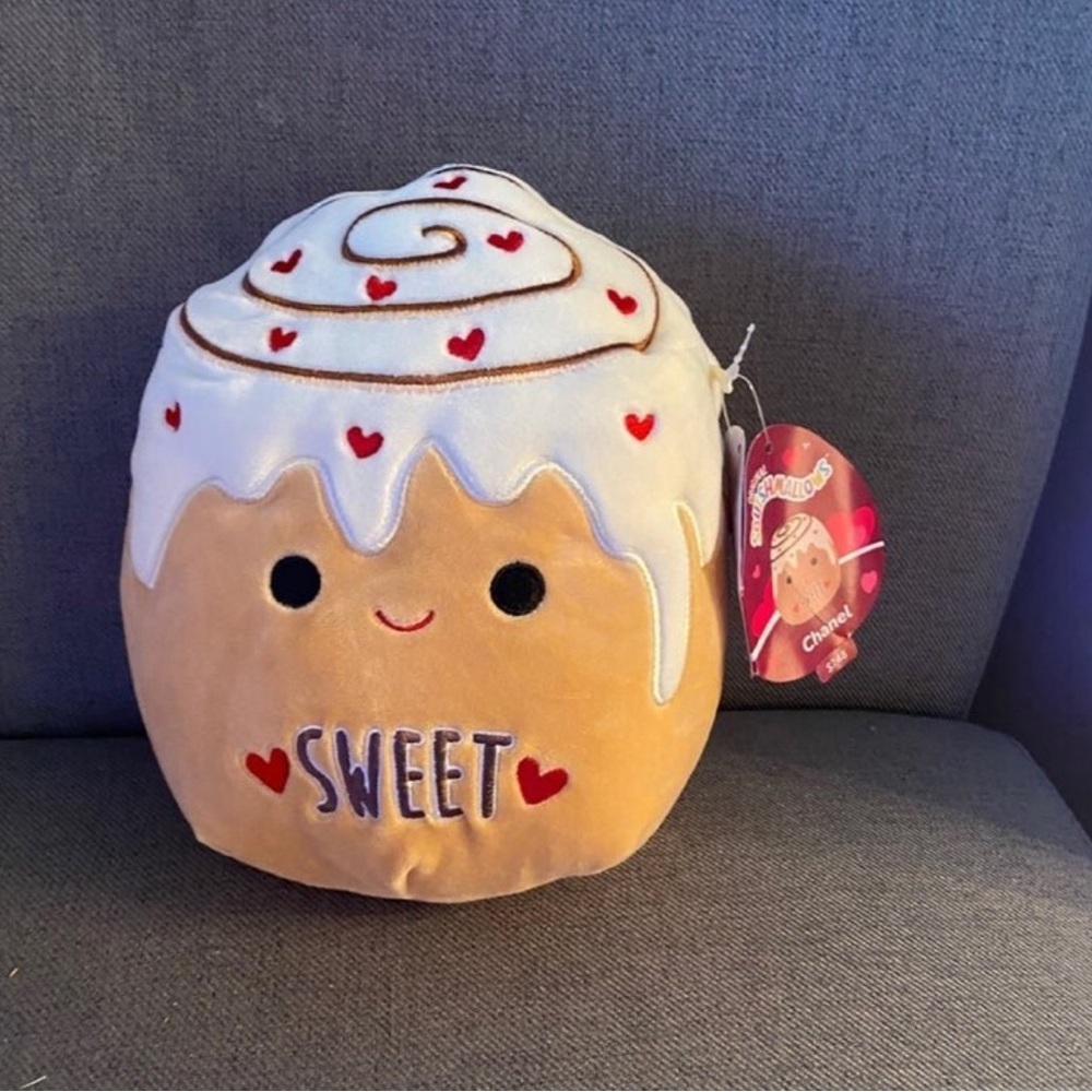 Valentine’s Day 7” squishmallow cinnamon roll bar